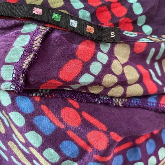 Abstract print 100% silk zip front top, shark bite hem, dolman sleeve, size S - Picture 5 of 5